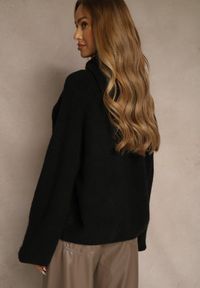 Renee - Czarny Golf Oversize z Wełną Ozdobiony Guzikami Videsa. Okazja: na co dzień. Typ kołnierza: golf. Kolor: czarny. Materiał: wełna. Wzór: aplikacja. Styl: casual, klasyczny #3