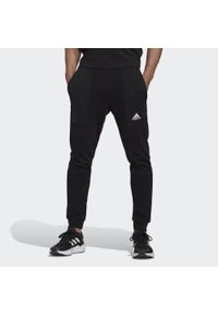 Adidas - Spodnie męskie adidas Essentials BrandLove French Terry. Kolor: biały, wielokolorowy, czarny. Materiał: polar. Sport: bieganie