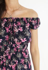 Born2be - Granatowy Kombinezon z Wiskozy Fimo. Kolor: niebieski. Materiał: wiskoza. Długość rękawa: krótki rękaw. Długość: krótkie. Wzór: aplikacja, kwiaty. Sezon: lato #4