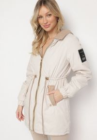 Born2be - Jasnobeżowa Kurtka Parka z Kapturem i Ściągaczem w Pasie Sizana. Okazja: na spacer, na co dzień. Typ kołnierza: kaptur. Kolor: beżowy. Materiał: jeans. Styl: klasyczny, casual, elegancki #1
