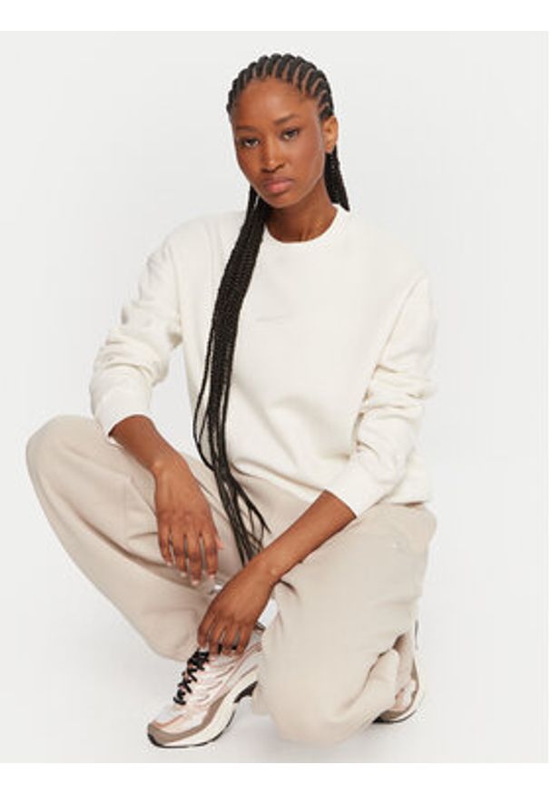 Reebok Bluza Reebok X Ewa Chodakowska Emelia RK25303CCW Écru Regular Fit. Kolor: kremowy. Materiał: bawełna
