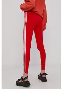 adidas Originals Legginsy damskie kolor czerwony gładkie. Kolor: czerwony. Materiał: dzianina, bawełna. Wzór: gładki