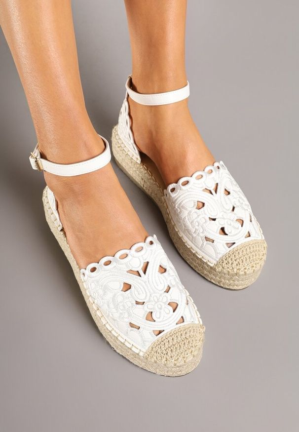 Born2be - Białe Espadryle na Grubej Podeszwie z Ażurową Cholewką Eleasel. Okazja: na co dzień. Zapięcie: sprzączka. Kolor: biały. Materiał: jeans. Szerokość cholewki: normalna. Wzór: ażurowy. Styl: casual