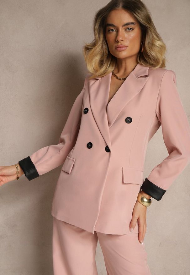 Renee - Różowa Taliowana Marynarka Ozdobiona Klapami Evelhiria. Okazja: na co dzień. Kolor: różowy. Materiał: jeans. Wzór: aplikacja. Styl: elegancki, klasyczny, casual