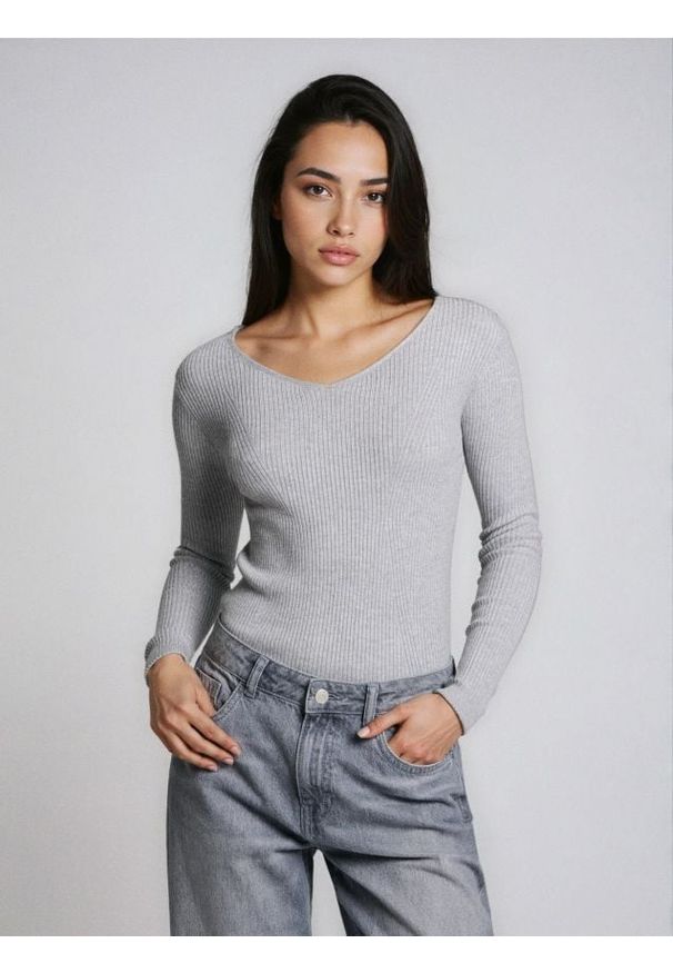Sinsay - Prążkowany sweter z dekoltem V - szary. Kolor: szary. Materiał: prążkowany