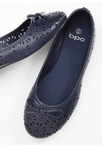 bonprix - Baleriny w wygodnej tęgości. Kolor: niebieski. Wzór: ażurowy #2