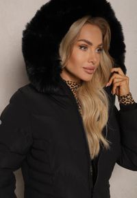 Renee - Czarna Kurtka z Ozdobnym Pikowaniem z Odpinanym Kapturem i Futerkiem Taidra. Okazja: na co dzień, na spacer. Kolor: czarny. Materiał: futro. Styl: casual, elegancki #4