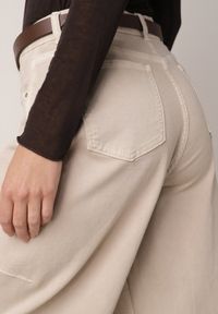 Born2be - Beżowe Bawełniane Jeansy o Kroju Balloon z Wysokim Stanem i Przeszyciami Katameia. Okazja: na co dzień. Stan: podwyższony. Kolor: beżowy. Wzór: aplikacja. Styl: casual, elegancki #6