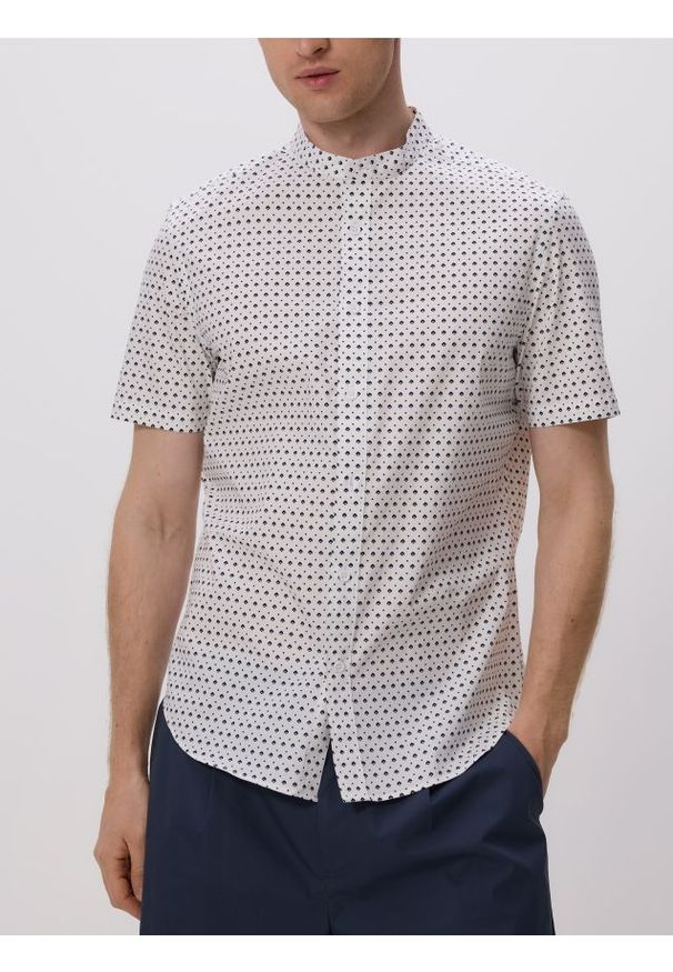 Reserved - Koszula slim fit ze stójką - biały. Typ kołnierza: kołnierzyk stójkowy. Kolor: biały. Materiał: bawełna, tkanina