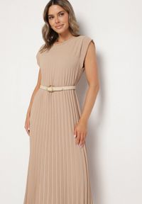 Born2be - Beżowa Plisowana Sukienka Mavence. Okazja: na co dzień. Kolor: brązowy. Wzór: nadruk. Styl: klasyczny, casual #3