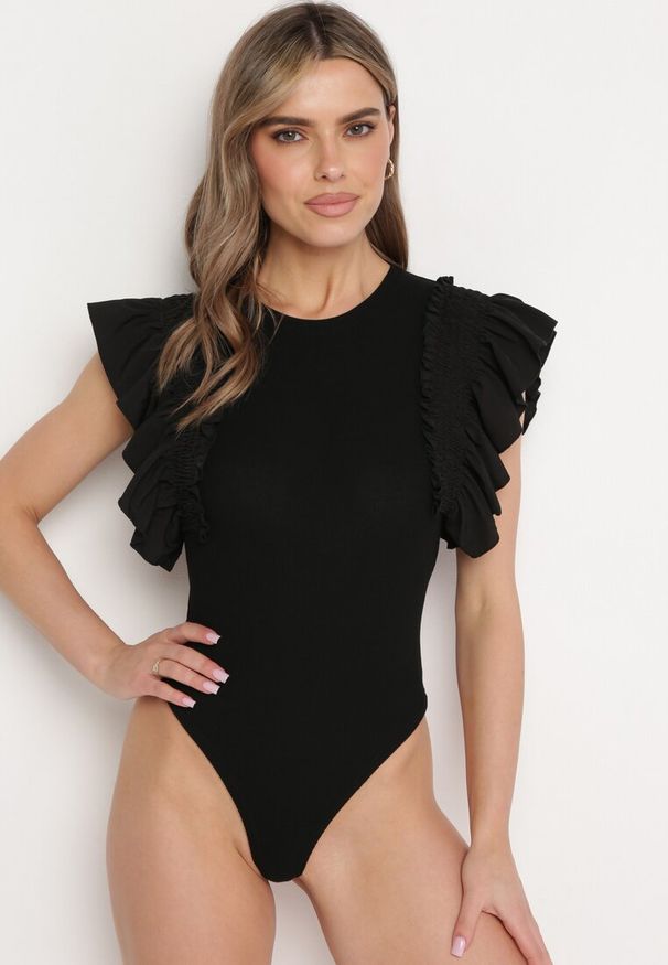Born2be - Czarne Bawełniane Body z Rękawami z Falbanek Zapinane na Napy Gilines. Okazja: na co dzień. Typ kołnierza: kołnierz z falbankami. Kolor: czarny. Materiał: bawełna. Długość rękawa: krótki rękaw. Długość: krótkie. Styl: elegancki, casual