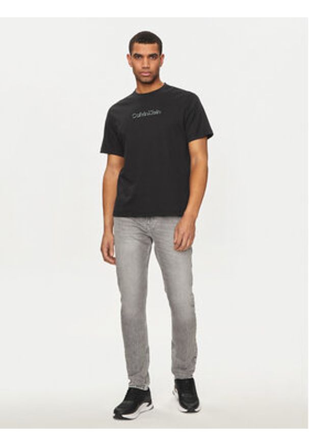 Calvin Klein T-Shirt Shadow Embosed Logo K10K113105 Czarny Regular Fit. Kolor: czarny. Materiał: bawełna