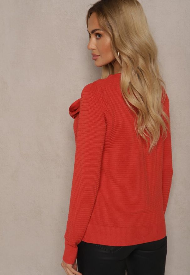 Renee - Pomarańczowy Sweter z Prążkowanej Dzianiny z Wiskozą Ozdobiony Cyrkoniami i Wiązaniem Tintorinae. Okazja: na co dzień. Kolor: pomarańczowy. Materiał: dzianina, prążkowany, wiskoza. Długość rękawa: długi rękaw. Długość: długie. Wzór: aplikacja. Styl: elegancki, casual