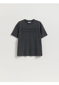 Reserved - T-shirt oversize z nadrukiem - ciemnoszary. Kolor: szary. Materiał: bawełna. Wzór: nadruk #1