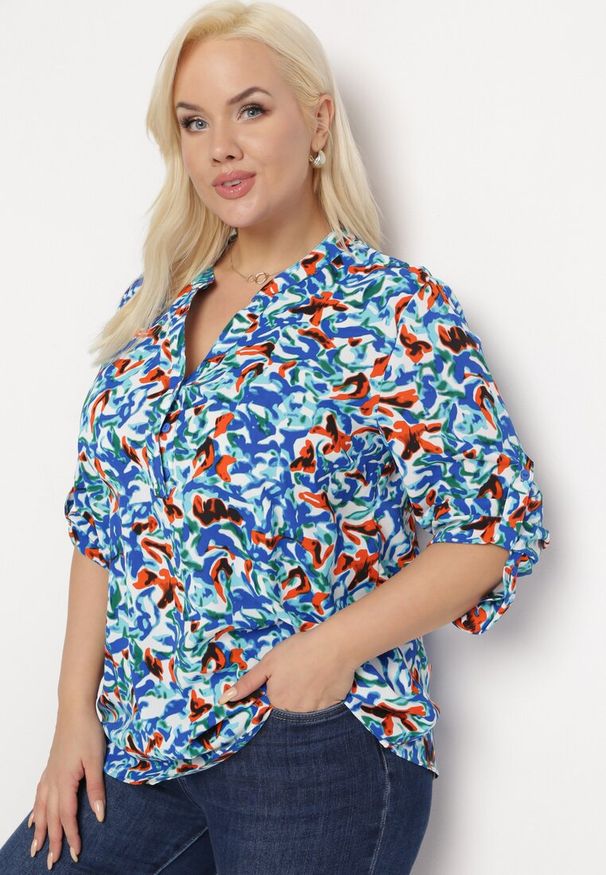 Born2be - Niebieska Bluzka w Kwiaty z Długim Rękawem i Rozszerzanym Dołem Trenusi. Kolekcja: plus size. Kolor: niebieski. Długość rękawa: długi rękaw. Długość: długie. Wzór: kwiaty