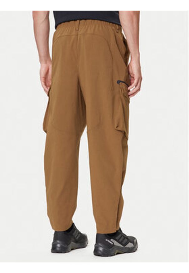 Under Armour Spodnie materiałowe Unstoppable 1388827 Brązowy Loose Fit. Kolor: brązowy. Materiał: syntetyk