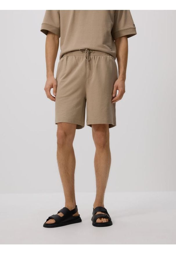 Reserved - Bawełniane szorty comfort - beżowy. Kolor: beżowy. Materiał: bawełna