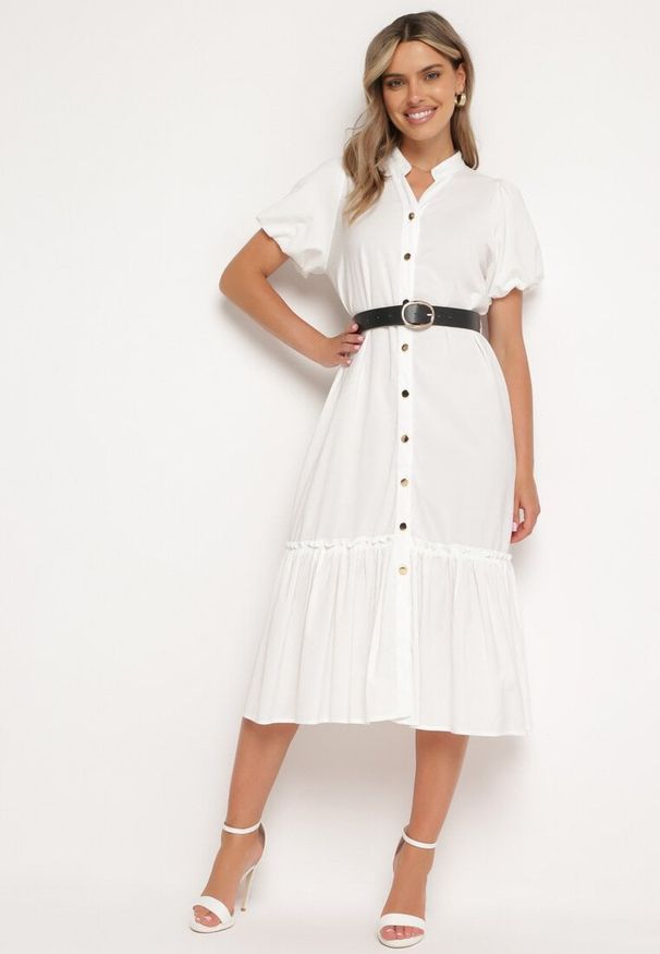 Born2be - Biała Koszulowa Sukienka z Krótkim Rękawem Zapinana na Guziki z Paskiem z Ekoskóry Xantantia. Typ kołnierza: dekolt w kształcie V. Kolor: biały. Długość rękawa: krótki rękaw. Wzór: aplikacja. Typ sukienki: koszulowe