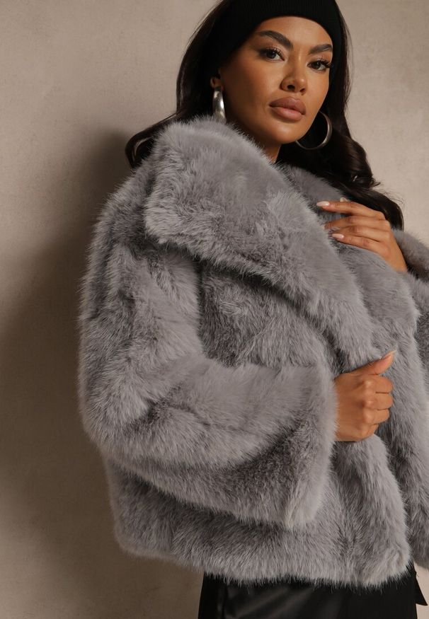 Renee - Szara Kurtka Futerko o Jednorzędowym Kroju z Szerokim Kołnierzem Dezile. Kolor: szary. Materiał: futro. Styl: klasyczny