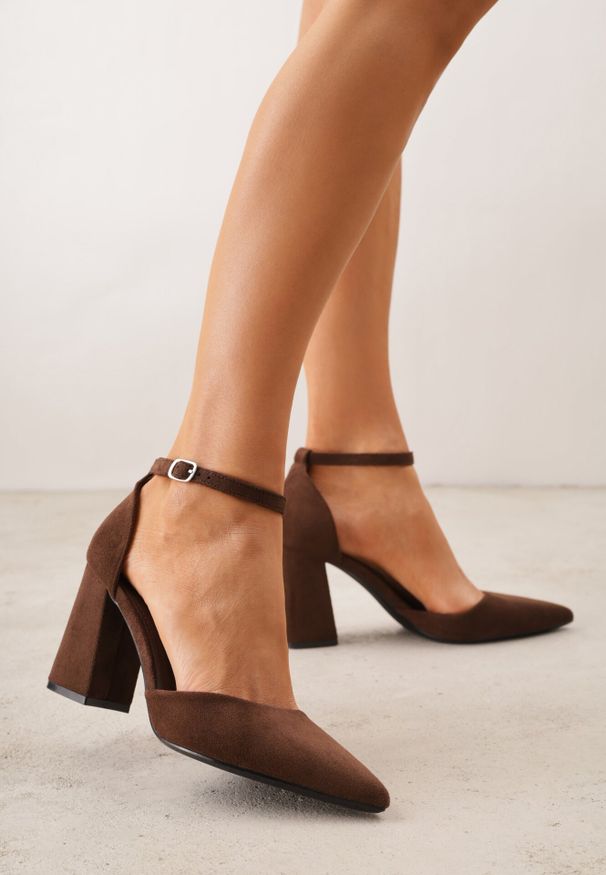 Born2be - Brązowe Czółenka z Imitacji Zamszu na Słupku z Noskiem w Szpic Violetto. Okazja: na co dzień, do pracy, na spotkanie biznesowe. Zapięcie: pasek. Kolor: brązowy. Materiał: zamsz. Obcas: na słupku. Styl: klasyczny, casual, biznesowy, elegancki. Wysokość obcasa: średni