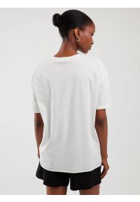 Big-Star - Koszulka damska oversize z nadrukiem biała Serta 100. Okazja: na co dzień. Kolor: biały. Materiał: jeans, dzianina. Wzór: nadruk. Styl: casual, retro