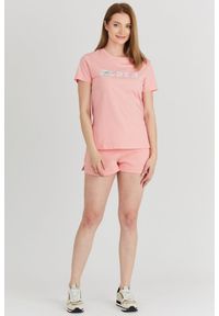 Guess - GUESS Brzoskwiniowe szorty damskie z kolorowym logo, Rozmiar XS. Kolor: różowy. Materiał: bawełna. Wzór: kolorowy #2
