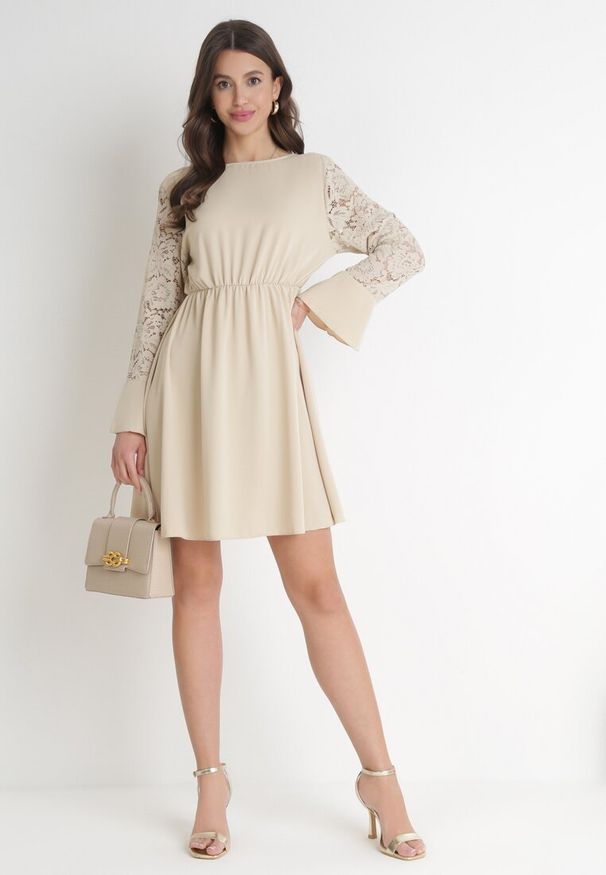 Born2be - Beżowa Sukienka z Koronkowymi Rękawami i Gumką z Wiązaniem w Talii Vubatia. Kolor: beżowy. Materiał: koronka