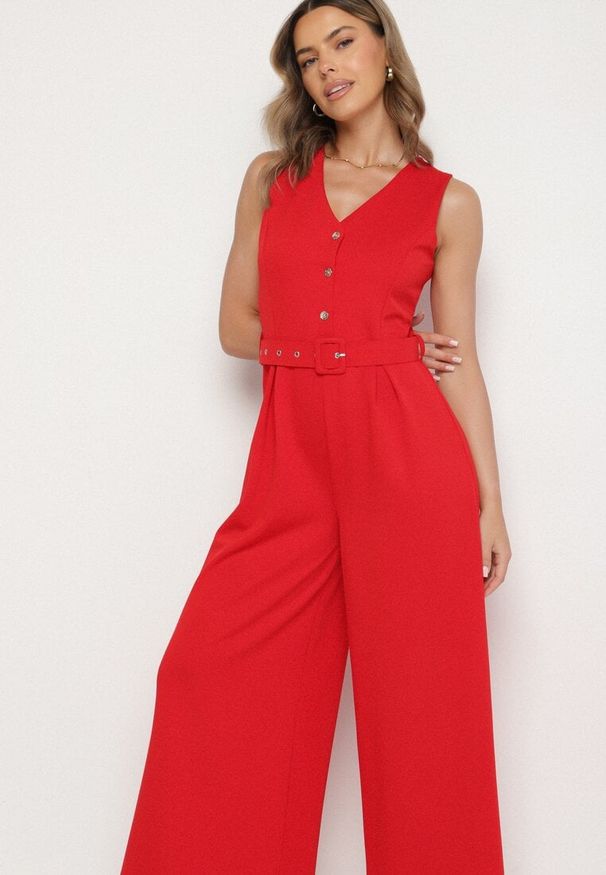 Born2be - Czerwony Taliowany Kombinezon z Wiskozą Ozdobiony Paskiem Ralinelle. Okazja: na imprezę. Kolor: czerwony. Materiał: wiskoza. Wzór: aplikacja. Styl: klasyczny, elegancki