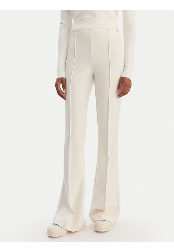 Guess Spodnie materiałowe W4YB01 KCBO2 Beżowy Flare Fit. Kolor: beżowy. Materiał: syntetyk