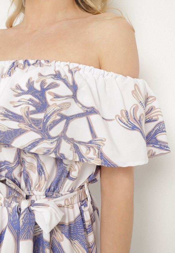 Born2be - Niebiesko-Biała Sukienka Hiszpanka o Rozkloszowanym Kroju z Wiązanym Paskiem Sesiniela. Okazja: na co dzień. Typ kołnierza: dekolt hiszpanka. Kolor: niebieski. Typ sukienki: rozkloszowane. Styl: casual, elegancki