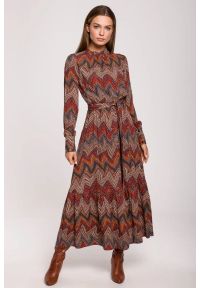 Stylove - Długa sukienka BOHO z falbankami i długim rękawem czerwona. Okazja: do pracy, na imprezę. Typ kołnierza: kołnierz z falbankami. Kolor: czerwony. Długość rękawa: długi rękaw. Styl: boho. Długość: maxi #1