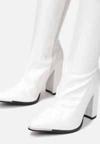 Renee - Białe Kozaki Pheranie. Okazja: na co dzień. Wysokość cholewki: przed kolano. Nosek buta: szpiczasty. Zapięcie: zamek. Kolor: biały. Materiał: lakier. Szerokość cholewki: normalna. Obcas: na słupku. Styl: casual #2