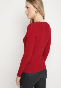 Born2be - Bordowy Dopasowany Sweter z Prążkowanej Dzianiny z Bawełną z Dekoltem w Serek Tesma. Okazja: na co dzień. Typ kołnierza: dekolt w serek. Kolor: czerwony. Materiał: dzianina, bawełna, prążkowany. Długość rękawa: długi rękaw. Długość: długie. Styl: elegancki, casual #2