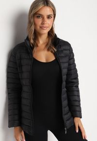 Born2be - Czarna Pikowana Kurtka z Kieszeniami Zapinanymi na Zamek Błyskawiczny Mivindra. Okazja: na co dzień. Kolor: czarny. Materiał: jeans. Styl: casual #5
