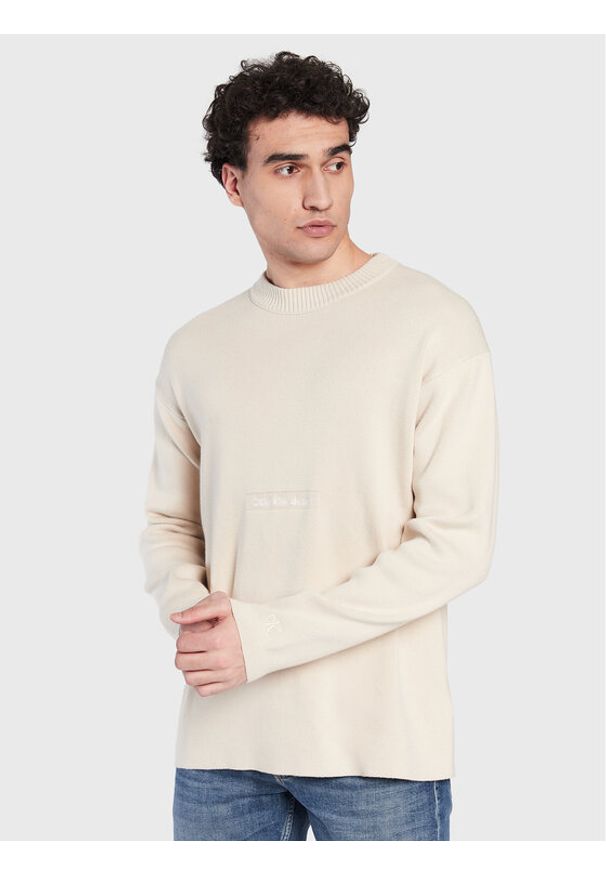 Calvin Klein Jeans Sweter J30J322859 Beżowy Regular Fit. Kolor: beżowy. Materiał: bawełna