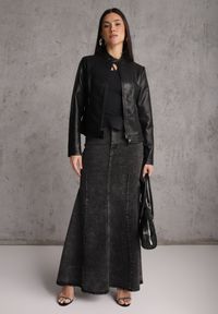 Renee - Czarna Kurtka Ramoneska o Klasycznym Kroju ze Stójką Leaniore. Typ kołnierza: kołnierzyk stójkowy. Kolor: czarny. Materiał: poliester, skóra, jeans. Wzór: aplikacja. Styl: klasyczny #3