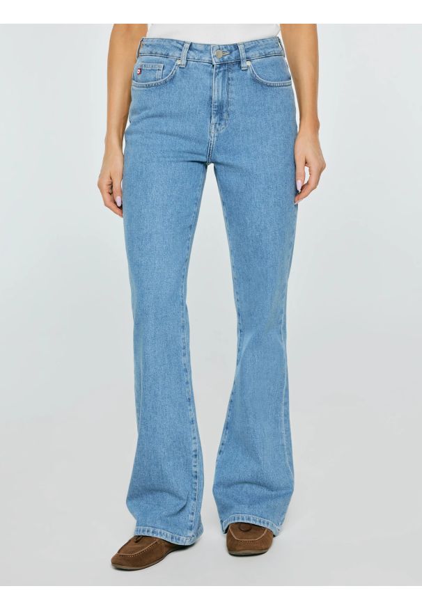 Big-Star - Jeansy damskie bootcut niebieskie Chiara 144. Stan: podwyższony. Kolor: niebieski. Styl: klasyczny, retro, wakacyjny