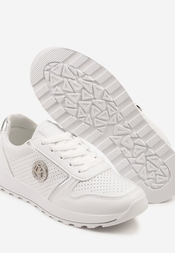 Born2be - Srebrne Sneakersy z Perforacją i Ozdobnym Metalicznym Detalem Eviravia. Okazja: na co dzień. Kolor: srebrny