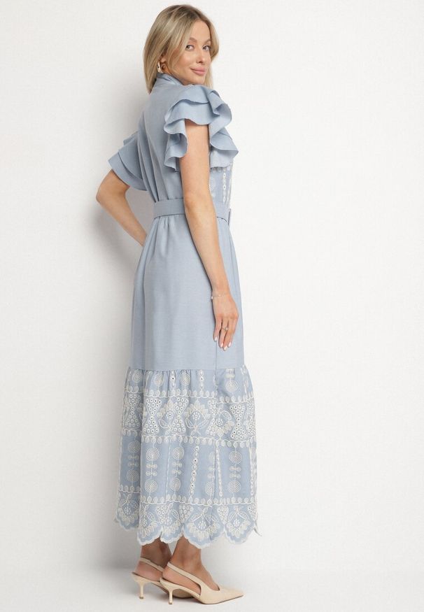 Born2be - Niebieska Sukienka Boho o Rozkloszowanym Kroju z Haftem Falbanami i Paskiem Callindra. Okazja: na co dzień. Typ kołnierza: kołnierzyk stójkowy. Kolor: niebieski. Materiał: jeans. Wzór: haft. Typ sukienki: rozkloszowane, proste. Styl: boho