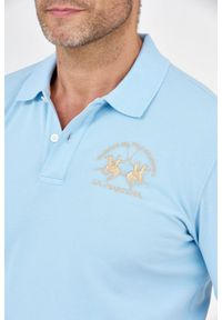 La Martina - LA MARTINA Błękitna koszulka polo z wyszywanym logo. Typ kołnierza: polo. Kolor: niebieski #4