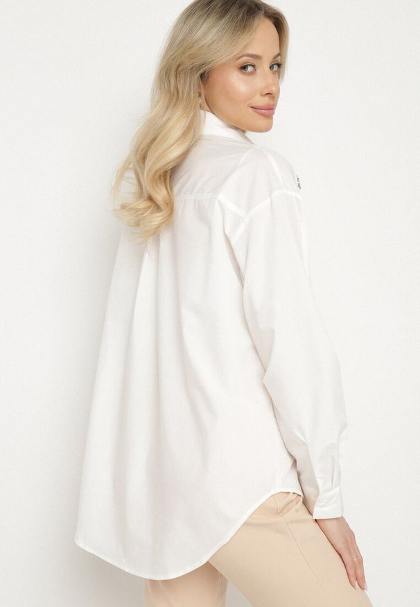 Born2be - Biała Koszula z Bawełny Ozdobiona Naszywkami Katiema. Okazja: na co dzień. Kolor: biały. Materiał: bawełna. Wzór: aplikacja. Styl: casual