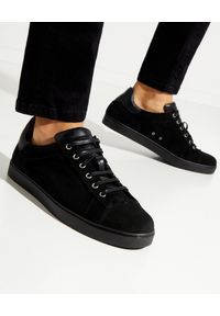 GIANVITO ROSSI - Czarne sneakersy Low Top. Nosek buta: okrągły. Zapięcie: sznurówki. Kolor: czarny. Materiał: guma, zamsz