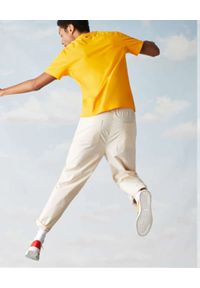 Lacoste - LACOSTE - Żółty t-shirt z termoczułym nadrukiem Regular Fit. Kolor: żółty. Materiał: jeans, jersey, bawełna, prążkowany. Wzór: nadruk #5