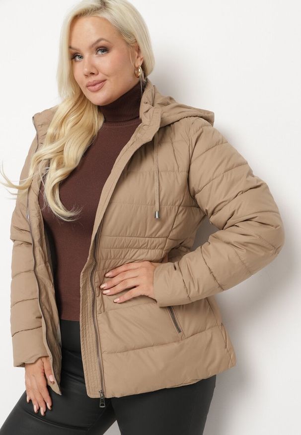 Born2be - Ciemnobeżowa Kurtka Pikowana z Odpinanym Kapturem Sinilore. Okazja: na co dzień. Kolor: beżowy. Materiał: jeans. Styl: elegancki, casual