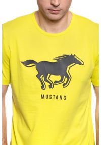 Mustang - T-SHIRT MĘSKI MUSTANG PRINT TEE 1009022 6066. Kolor: żółty. Wzór: nadruk #7