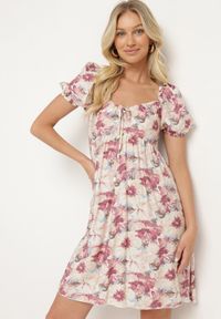 Born2be - Różowa Sukienka z Bufiastymi Rękawami i Wiązaniem przy Dekolcie z Gumką na Plecach Vikninna. Okazja: na randkę, na co dzień. Kolor: różowy. Materiał: jeans. Wzór: aplikacja, kwiaty. Sezon: lato. Styl: casual #1