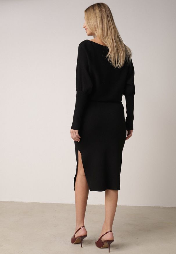 Born2be - Czarna Dzianinowa Sukienka z Wiskozą o Nietoperzowym Kroju z Dekoltem w Łódkę Tisan. Okazja: na co dzień, na spotkanie biznesowe. Typ kołnierza: dekolt w łódkę. Kolor: czarny. Materiał: dzianina, wiskoza. Styl: casual, biznesowy