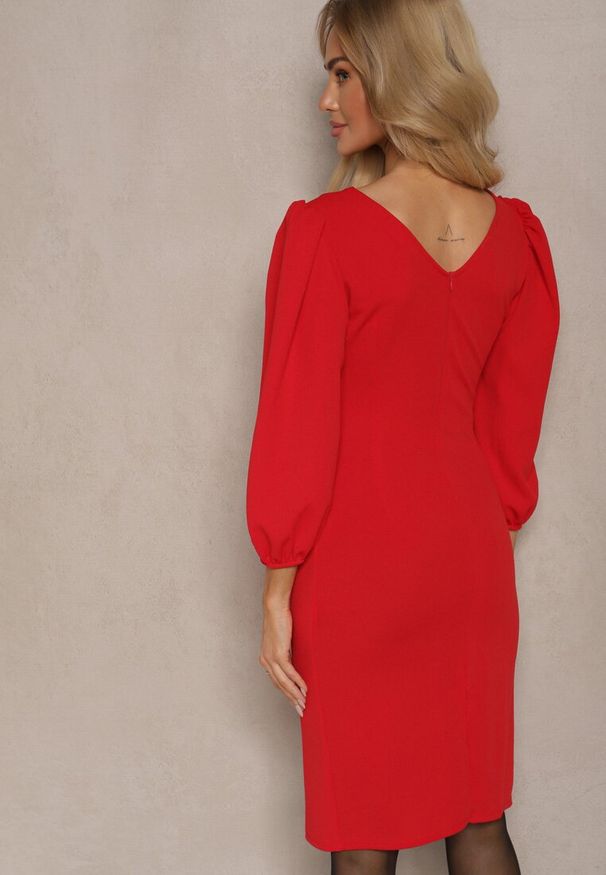 Renee - Czerwona Sukienka o Dopasowanym Kroju z Lekko Bufiastymi Rękawami Zinnashira. Kolor: czerwony. Styl: elegancki, klasyczny
