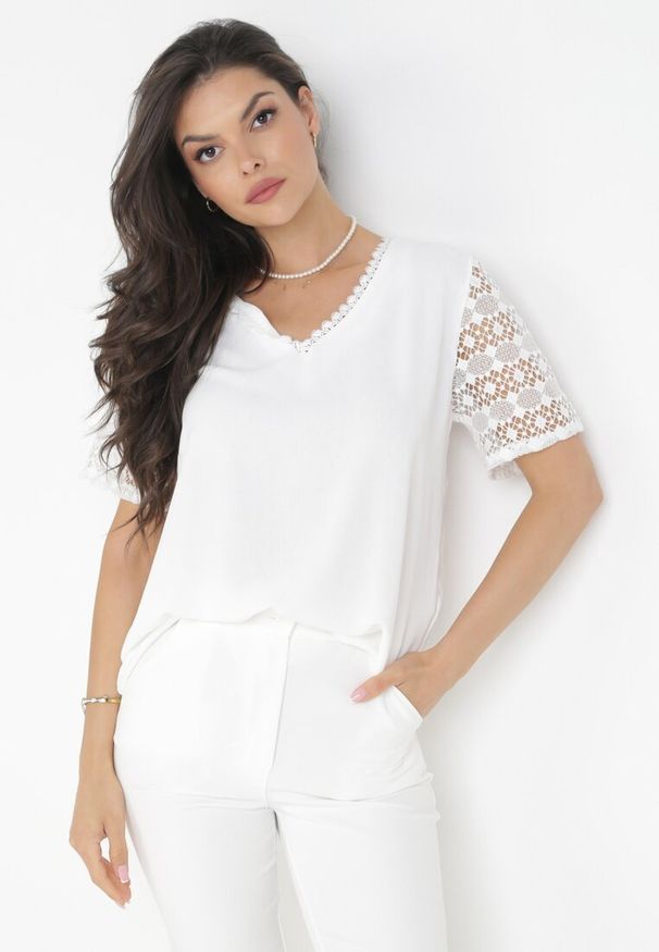 Born2be - Biała Bluzka z Ażurowym Zdobieniem Avel. Kolor: biały. Materiał: koronka. Długość: krótkie. Wzór: ażurowy, aplikacja