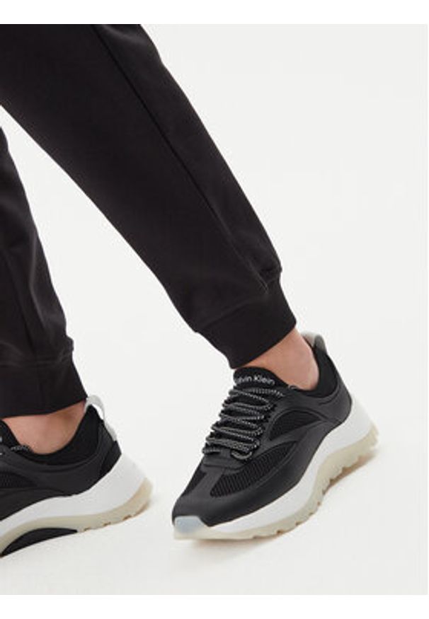 Calvin Klein Jeans Spodnie dresowe Monologo J20J225354 Czarny Slim Fit. Kolor: czarny. Materiał: bawełna
